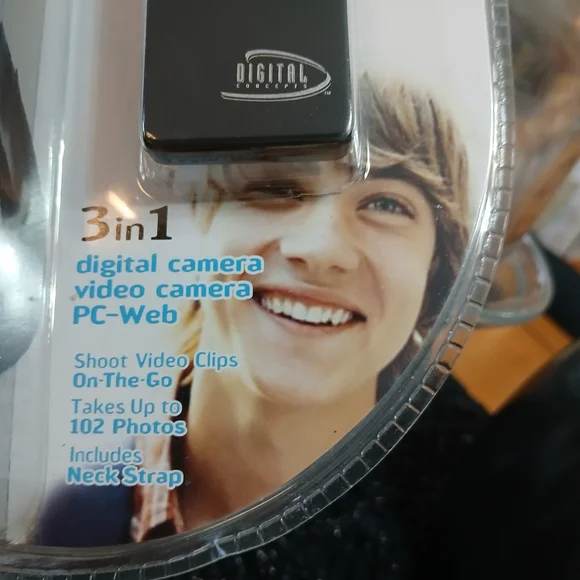 Micros Sleek Black Digital Camera - Picture 2 of 8